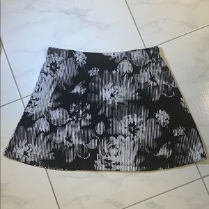 Black and white tennis skirt - size medium